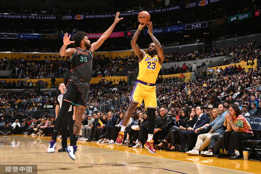 她们经过一 她们经过一